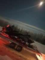 Moottorikelkat kuutamomatkalla Ivaloon